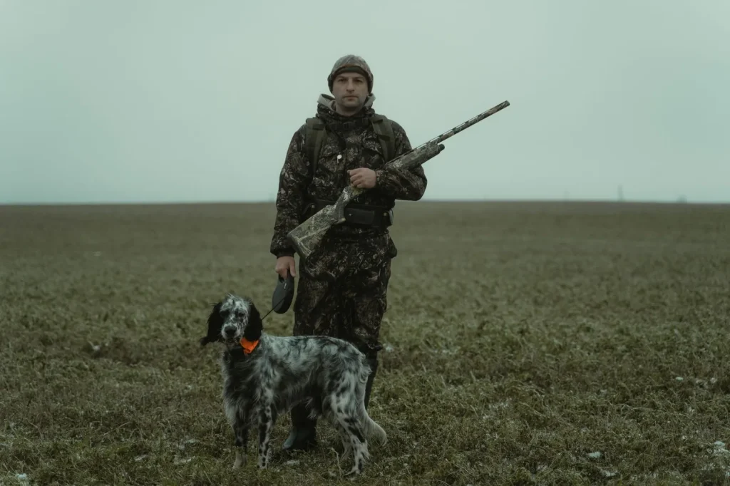 Chasseur et chien d'arrêt dans le couvert bocager du domaine du Creux en octobre