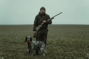Chasseur et chien d'arrêt dans le couvert bocager du domaine du Creux en octobre