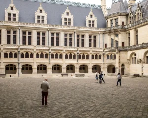 Chasseurs rassemblés dans la cour du Château du Creux à l'aube en novembre