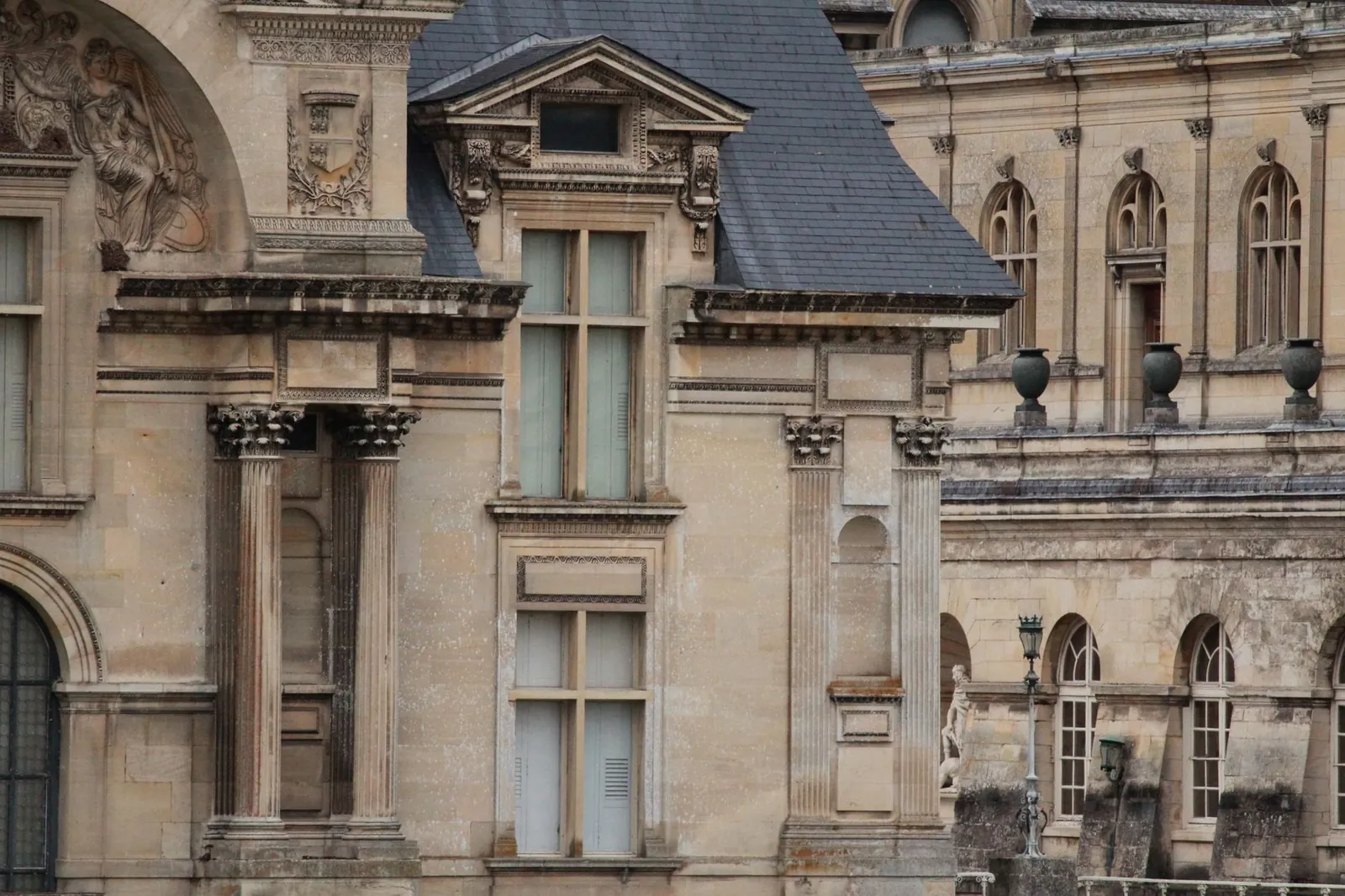 Détail de la façade du Château du Creux, pierre de taille et modénature classique héritée du XVIIIe siècle