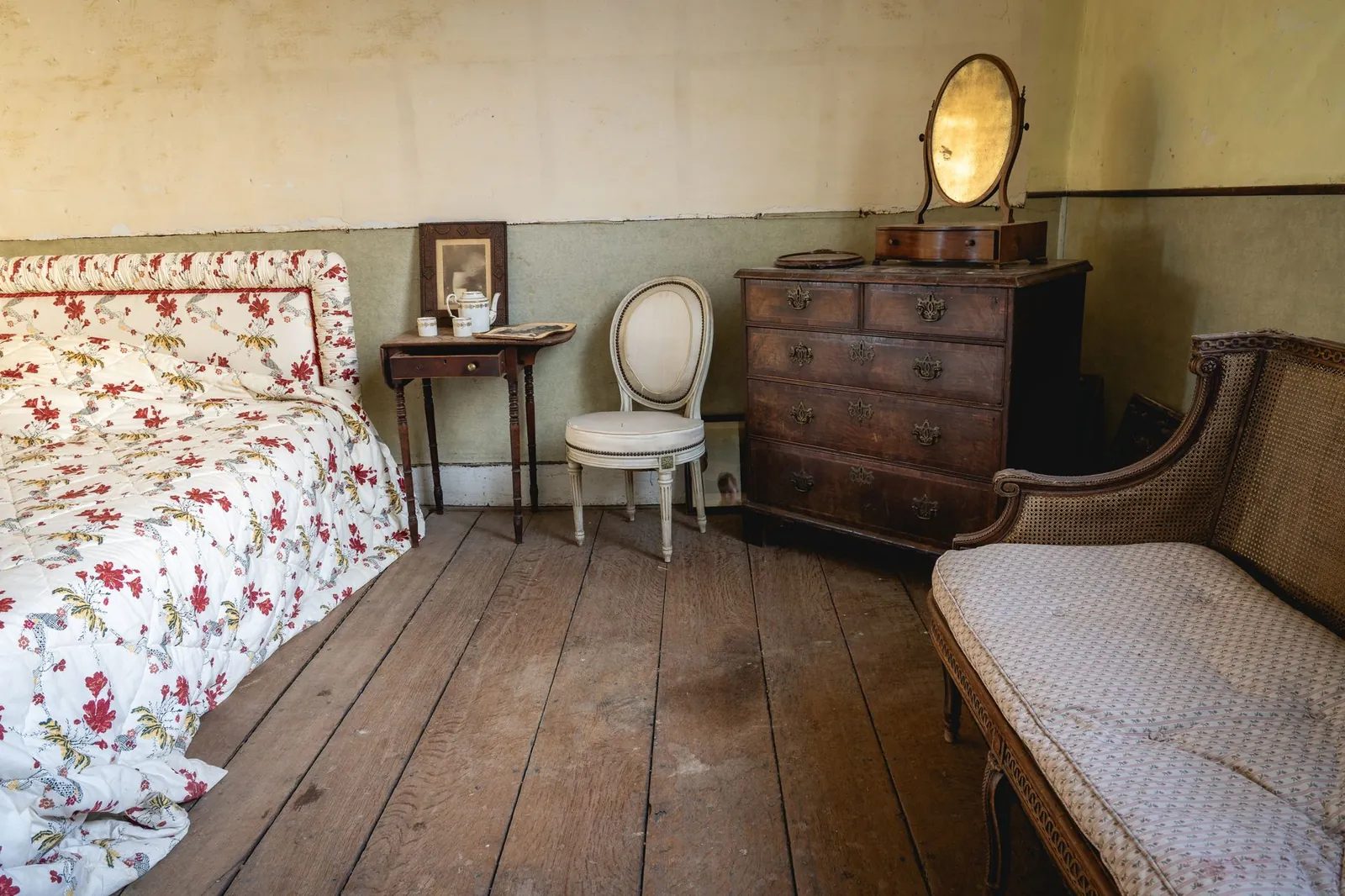Intérieur d'une chambre du Château du Creux, cheminée en pierre de Volvic et parquet XIXe siècle